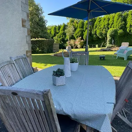 Les Hirondelles De La Des Roses فندق مبيت وإفطار Pontmain