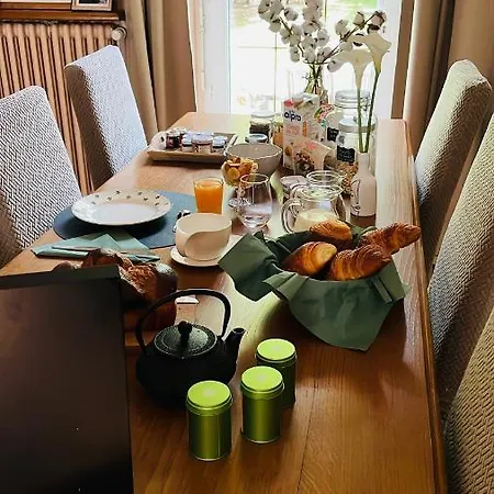 Les Hirondelles De La Des Roses